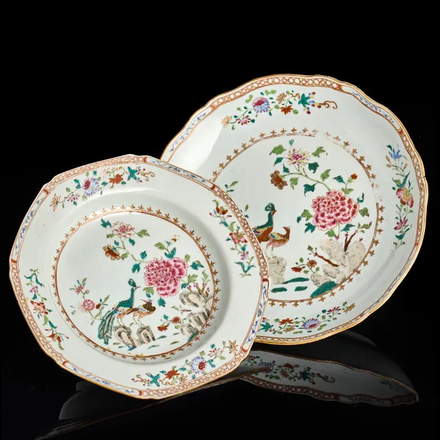 SKÅLFAT och TALLRIK (djup), Kina, porslin, Qianlong (1736-1795), famille rose, "Double peacock".