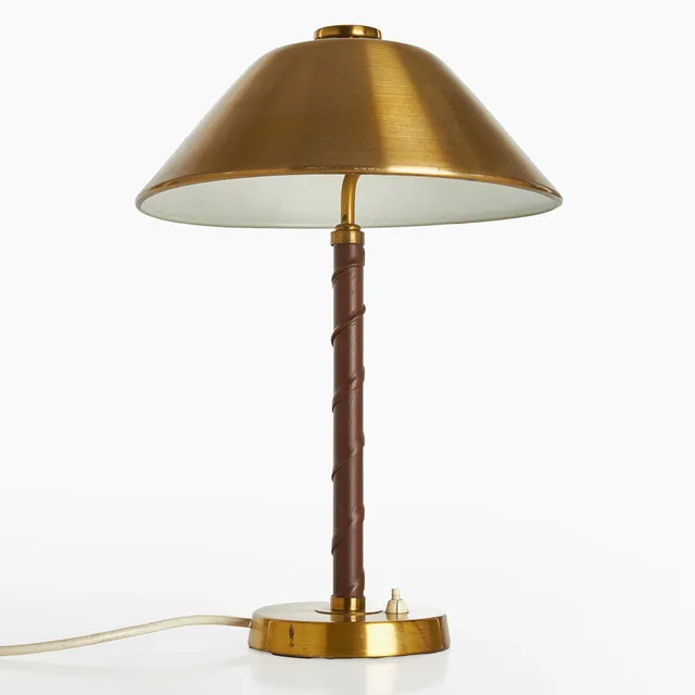 EINAR BÄCKSTRÖM. Bordslampa, mässing och läder, modell 5014, stämpelmärkt EB. 1940-tal.