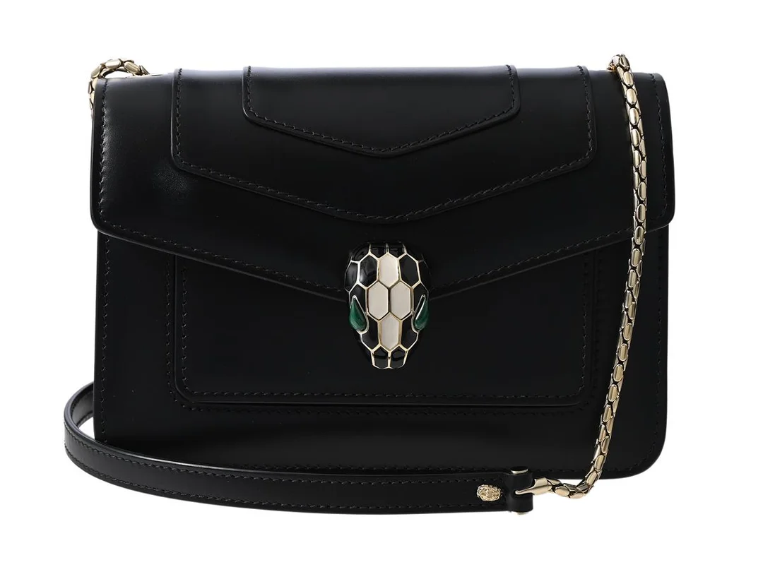 BVLGARI, VÄSKA, Serpenti Forever Shoulder Bag, svart kalvskinn, guldfärgade beslag, lås med svart emalj, vit emalj, 18,5x13x7,5 cm, cert från 2022, regnskydd, dustbag, originalkartong. Excellent Condition. — Accessoarer/Väskor — Kaplans