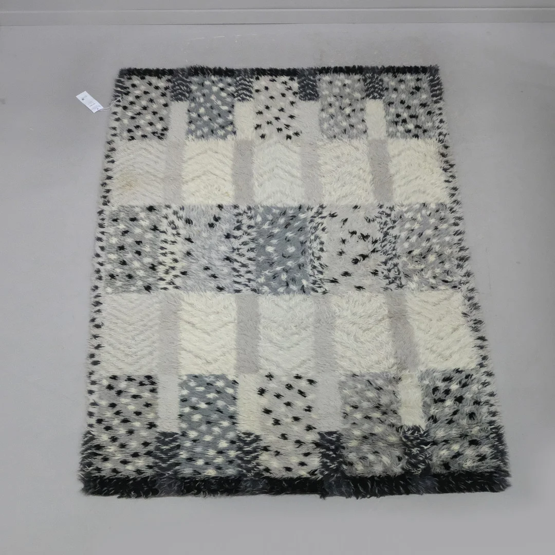 MARIANNE RICHTER. "ÖSTERGYLLEN", WAHLBÄCKS FABRIKER. — Carpets — Björnssons Auktionskammare