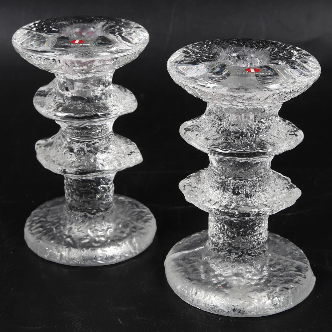 TIMO SARPANEVA. Ljusstakar, ett par, glas, "Festivo", Iittala, Finland, signerade. — Candlesticks — Ekenbergs Auktioner