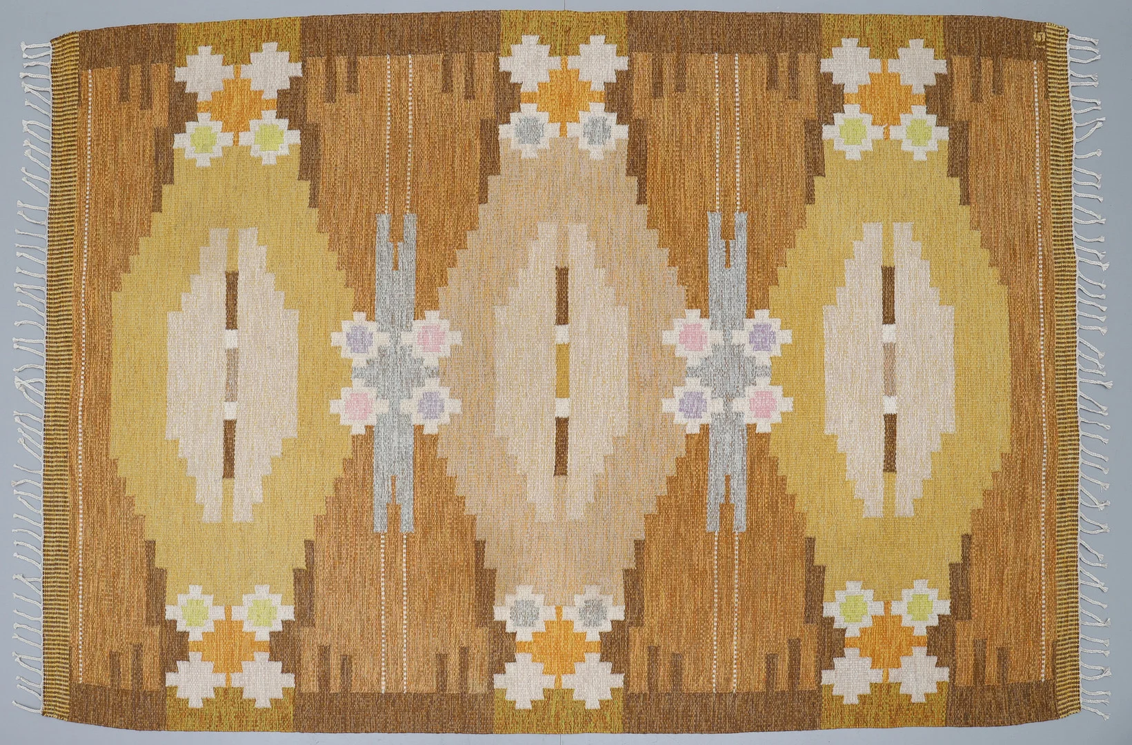 INGEGERD SILOW. "ÖRBYHUS", MATTA, RÖLLAKAN. — Carpets — Crafoord Auktioner Lund