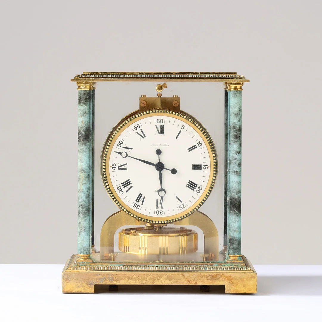JAEGER LE COULTRE. Bordur model 'Atmos Vendome' af forgyldt messing med plexiglas og marmorerede hjørnesøjler, 1970'erne. — Mantel clocks — Palsgaard Kunstauktioner