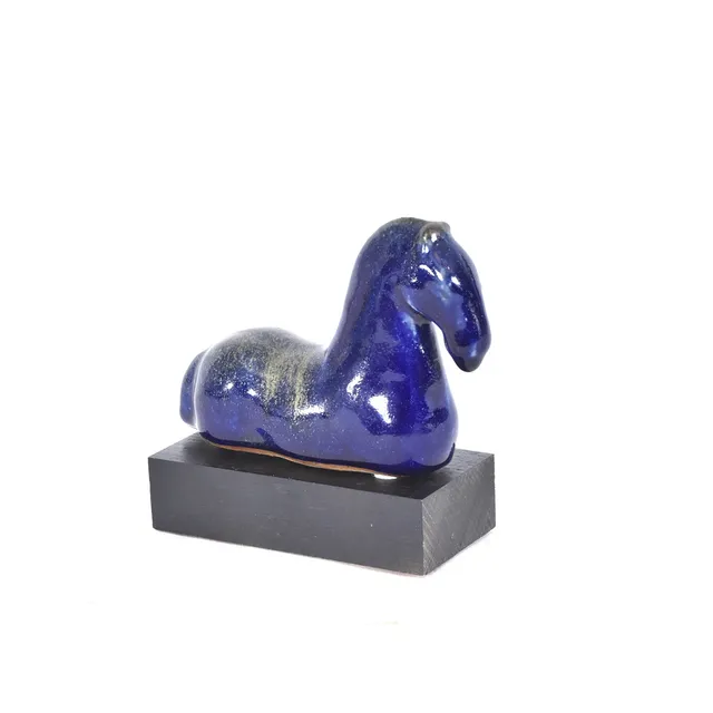 ULLA KRAITZ. Skulptur, "Häst", glaserat stengods på träsockel.