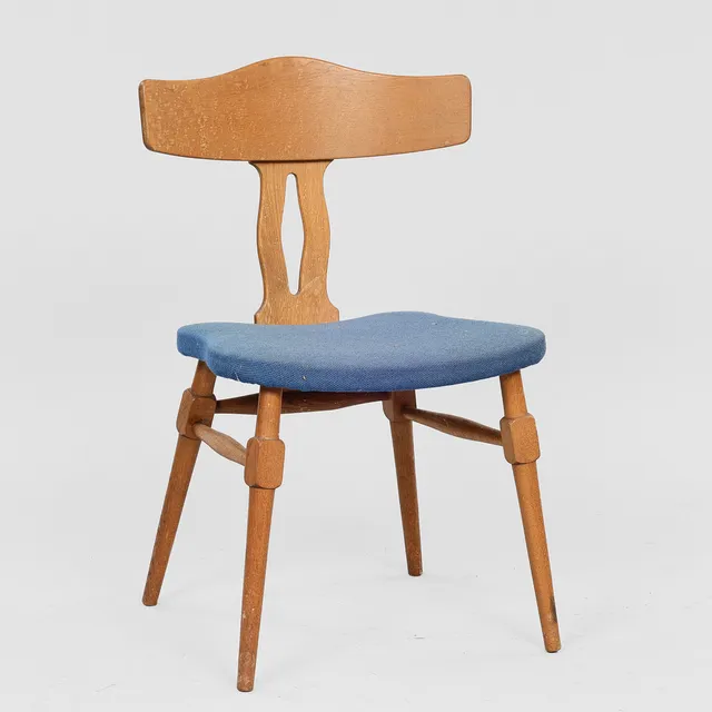 HENRY KJÆRNULF. TILSKREVET. Stol med stel af eg, sæde betrukket med blå uld, Danmark, 1960/70'erne.