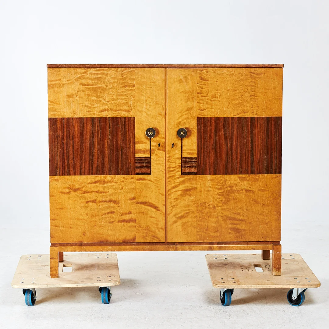 SKÅP, tidigt 1940-tal, Swedish Modern, björk, med inslag med olika lövträ, invändigt med fyra hyllplan, tre justerbara. — Cupboards, Cabinets & Shelves — Stockholms Auktionsverk Sickla