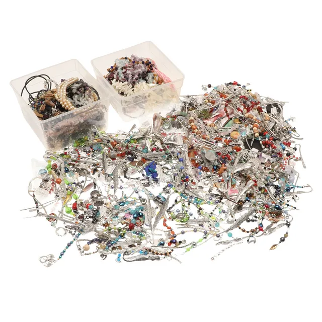 A QUANTITY OF COSTUME JEWELLERY.