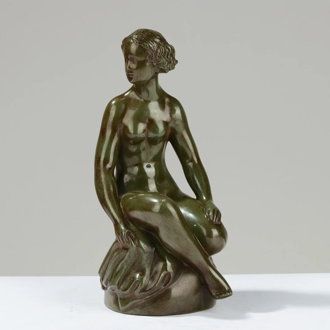 JUST ANDERSEN. "Kvinde på sten", skulptur af diskometal, Just Andersen, D 1871, Danmark, formgivet 1936. — Sculptures & Bronzes — Palsgaard Kunstauktioner