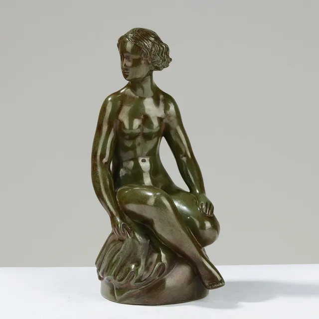 JUST ANDERSEN. "Kvinde på sten", skulptur af diskometal, Just Andersen, D 1871, Danmark, formgivet 1936.