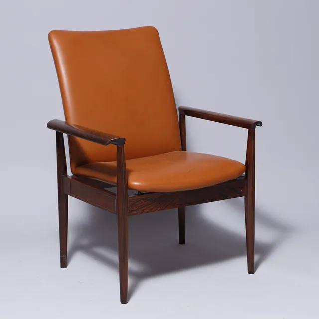 FINN JUHL. Højrygget "Diplomat" armstol, stel af palisander, sæde og ryg betrukket med cognacfarvet skind, France & Søn, Model FD 219, Danmark, 1960 erne.