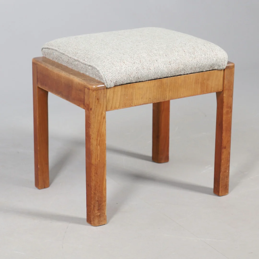 A BEECH FRAMED DRESSING STOOL ATTRIBUTED TO GORDON RUSSELL. — Sofas & Seatings — Lawrences Auctioneers