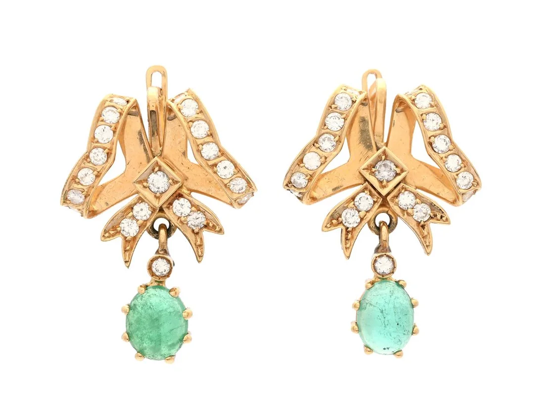 ÖRHÄNGEN, 18K guld, cabochonslipade smaragder, 38 briljantslipade diamanter ca 1,14 ctv, ca TW-W/VS-SI, höjd 2,9 cm, vikt 12,9 g, smaragderna har inneslutningar som når ytan, etui. — Smycken/Örhängen — Kaplans
