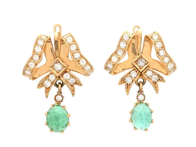 ÖRHÄNGEN, 18K guld, cabochonslipade smaragder, 38 briljantslipade diamanter ca 1,14 ctv, ca TW-W/VS-SI, höjd 2,9 cm, vikt 12,9 g, smaragderna har inneslutningar som når ytan, etui.