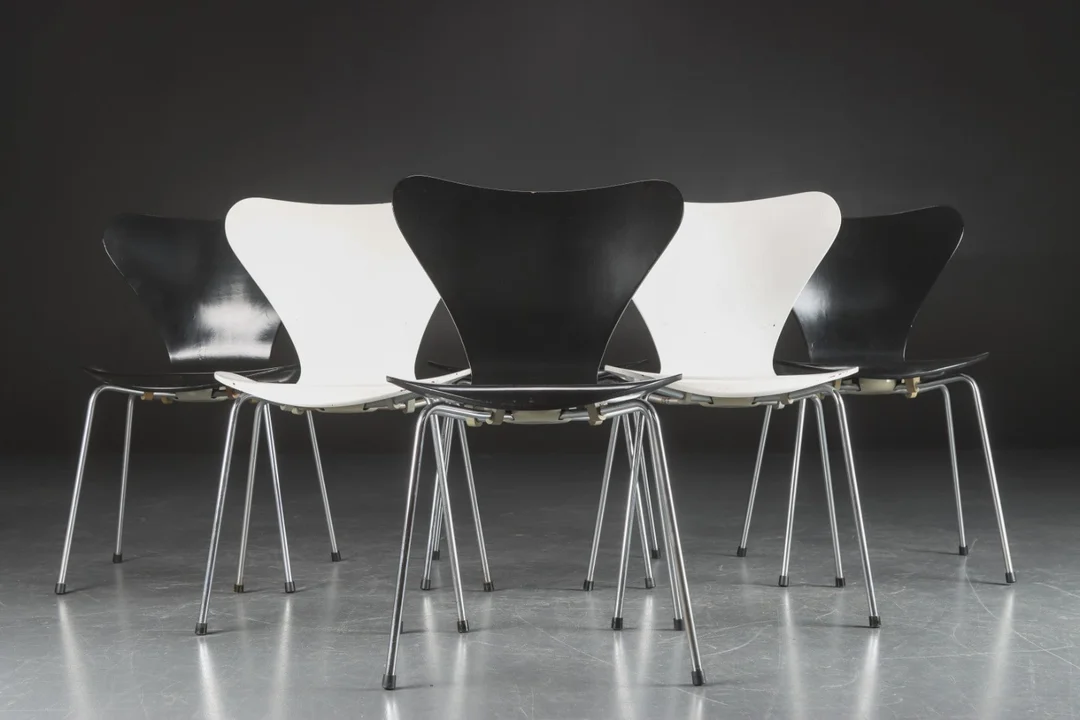 Arne Jacobsen. Sæt på seks stole 7'eren, model 3107, sorte og hvide (6) — Furniture/Chairs — Lauritz