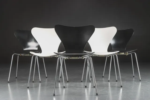 Arne Jacobsen. Sæt på seks stole 7'eren, model 3107, sorte og hvide (6)