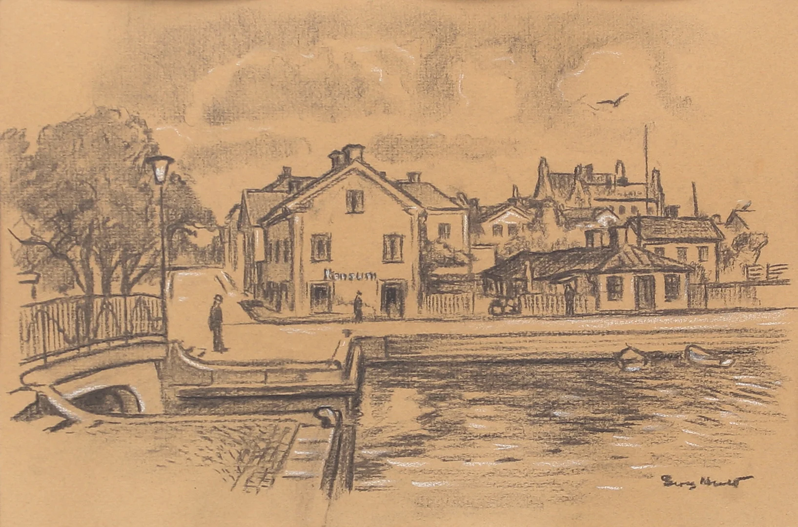 GEORG HULT. Inre hamnen med Norra skolan i bagrunden, Oskarshamn, blandteknik, signerad. — Paintings — Auktionshuset Thelin & Johansson