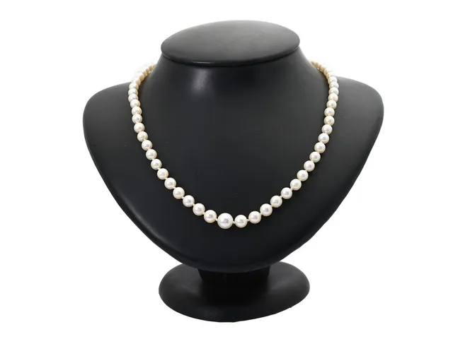 PÄRLCOLLIER, odlade doserade pärlor ca 5-8 mm, längd 54 cm, lås i silver, strass, en av stenarna är skadad, vikt 21,2 g, knutet.