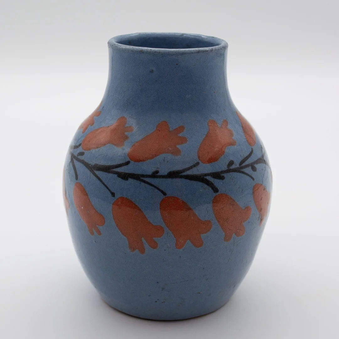 LÉON ELCHINGER. JUGENDSTIL, KERAMIKVASE, BLUMENDEKOR, SIGNATUR, 1910. — European — Kunst- und Auktionshaus Kleinhenz