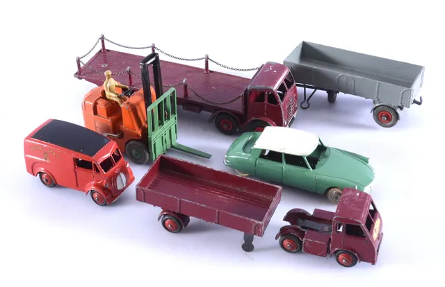 MODELLBILAR OCH SLÄP, 7 delar, Dinky Toys.