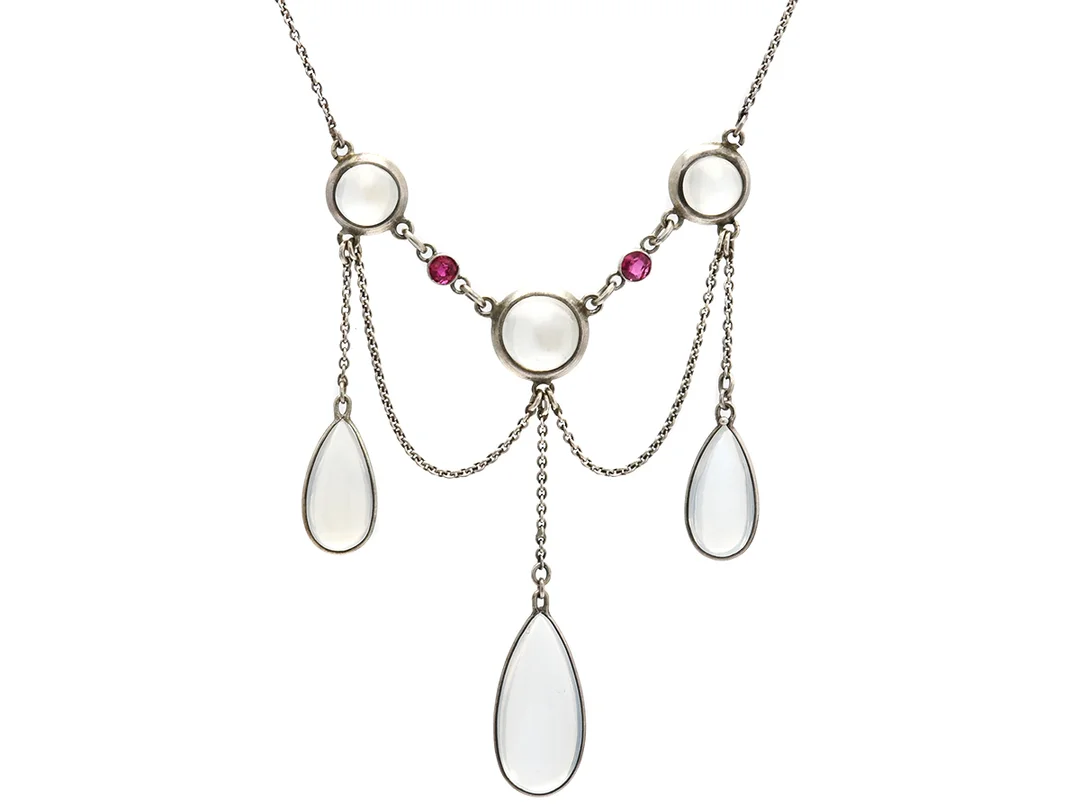 COLLIER, silver, månsten, syntetiska rubiner, längd 42 cm, vikt 5,4 g. — Smycken/Collier — Kaplans
