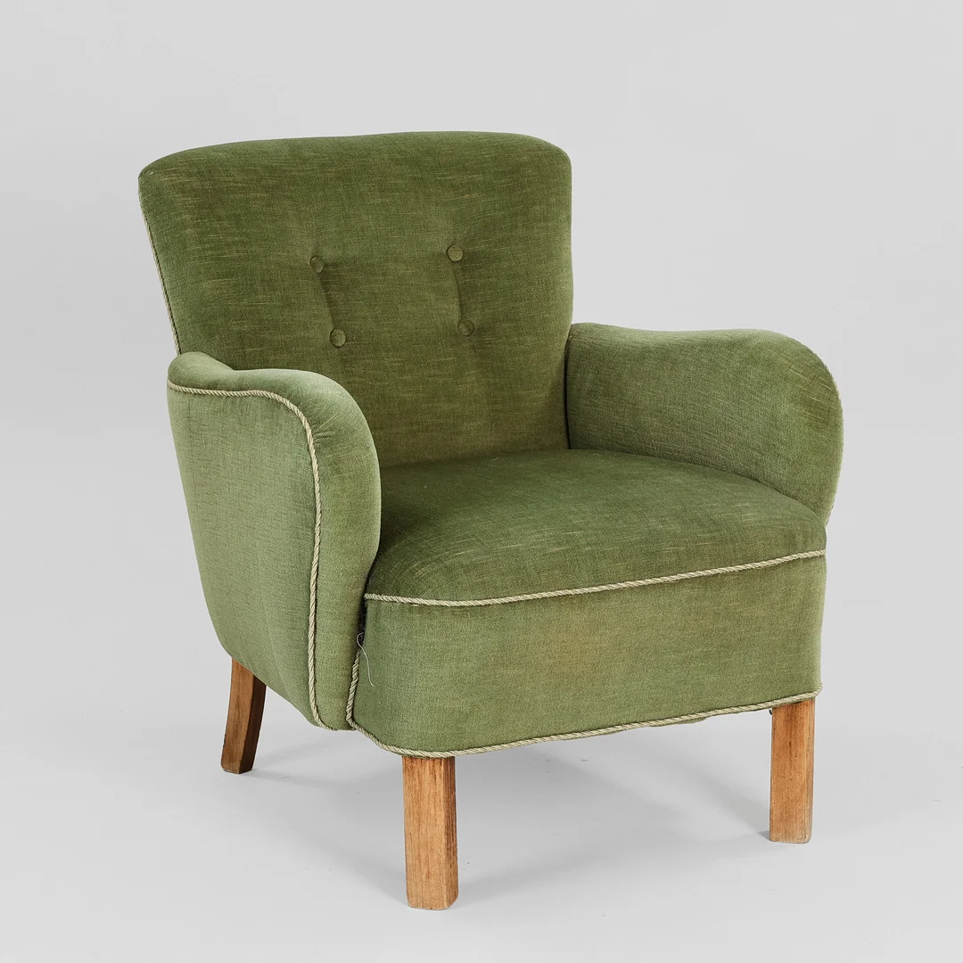 DANSK MØBELSNEDKER. Overpolstret lænestol betrukket med grønt velourstof, ben af bøg, Danmark, 1930/1940'erne. — Armchairs & Chairs — Palsgaard Kunstauktioner