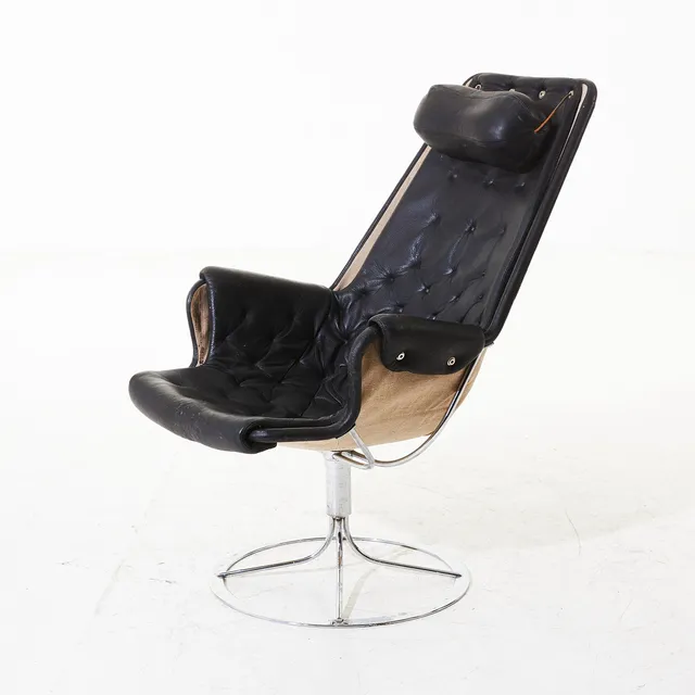 BRUNO MATHSSON. "Jetson", fåtölj, DUX, formgivningsår 1969, kromad centralfot, klädsel i svart läder, etikettmärkning.
