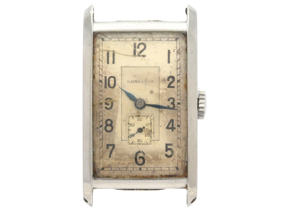 LONGINES, herrur, 22 x 33 (39) mm, Cal 25.17, Serie nr. 5615573, Ref nr. 3071, Boett nr. 27 / 1743, stål (Staybrite), manuell, plexiglas (skadat), liten sekundvisare, skadad urtavla, formverk, skadad boett (se bilder), buckla, "Extract from the Archives", levererad till Sverige oktober 1938. — Klockor/Longines — Kaplans