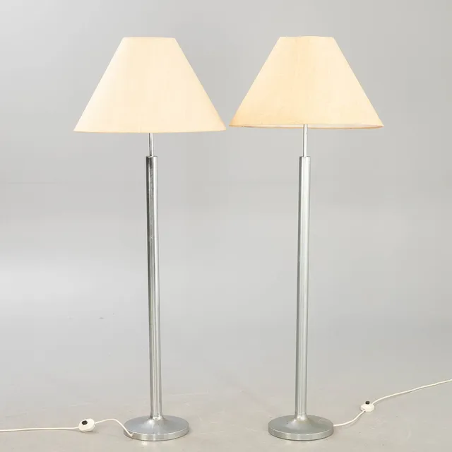 Zwei Stehlampen mit Aluminiumfuß, 1970er Jahre (2).