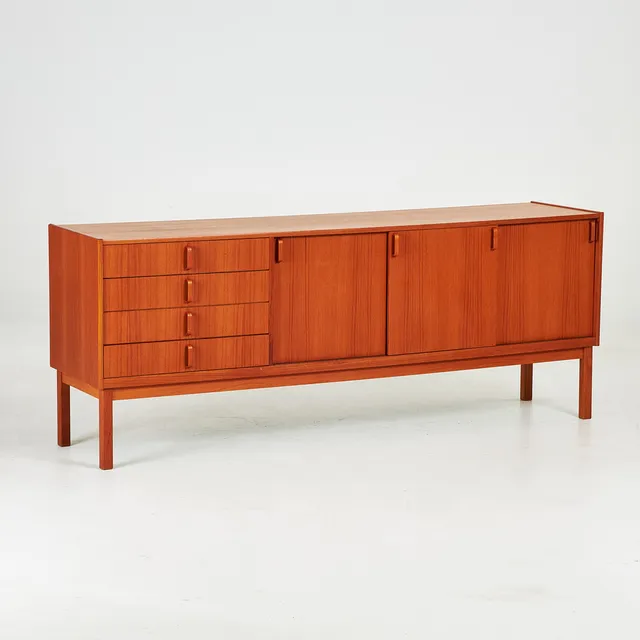 BERTIL FRIDHAGEN. Sideboard, Bodafors, teakfaner, stämpelmärkt.