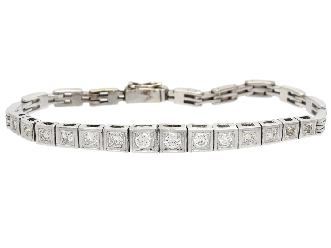 ARMBAND, 18K vitguld, 14 åttkant- & briljantslip diamanter ca 0,90 ctv, ca TW-TCa/ VS-SI, längd 16 cm, vikt 13,5 g, 2 diamanter skadade. — Smycken/Armband — Kaplans