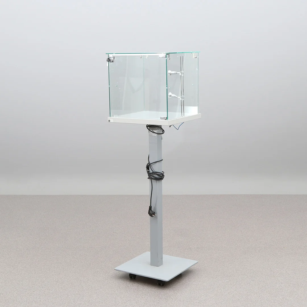 VITRINMONTER PÅ PELARFOT. Glas och lackerad metall. Samtida tillverkning. — Cupboards, Cabinets & Shelves — Skånes Auktionsverk