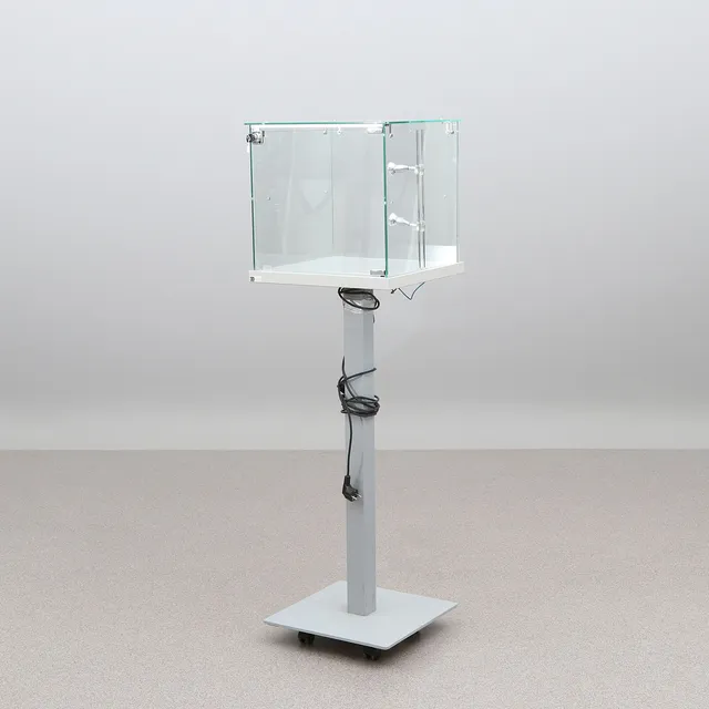 VITRINMONTER PÅ PELARFOT. Glas och lackerad metall. Samtida tillverkning.