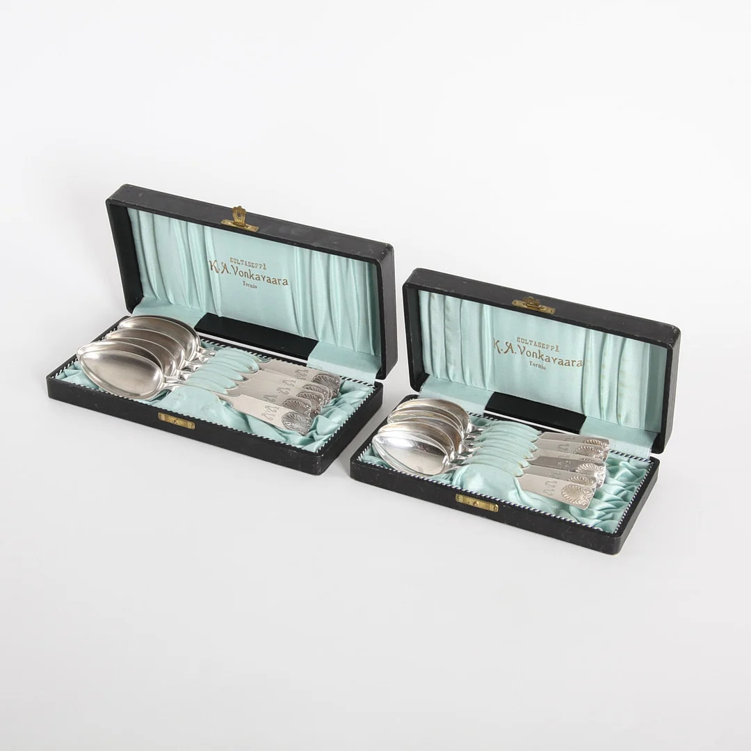 SILVERSKEDAR I SCHATULL, 12 st, Juho Hesekiel Pekuri, Finland, 1936. — Silver — Auktionsverket Engelholm