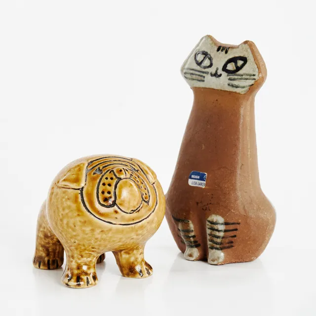 LISA LARSON. Figuriner, 2 st, katt och bulldog, Gustavsbergs studio, chamotterat stengods.