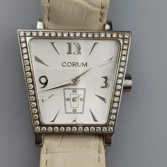 DAMENARMBANDUHR „CORUM“ MIT DIAMANTBESATZ - SCHWEIZ, MODELL "TRAPEZE".