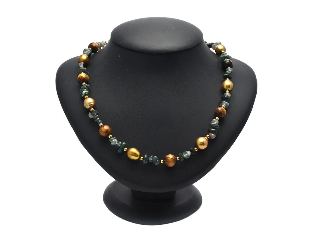 COLLIER, färgade odlade sötvattenspärlor, tigeröga, grön agat, guldfärgat lås, längd 46 cm — Smycken/Collier — Kaplans