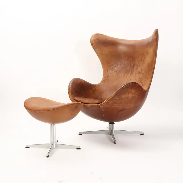 Arne Jacobsen. Lounge armchair, 'The Egg', model 3316 with stool model 3127, early model year 1969 (2)
