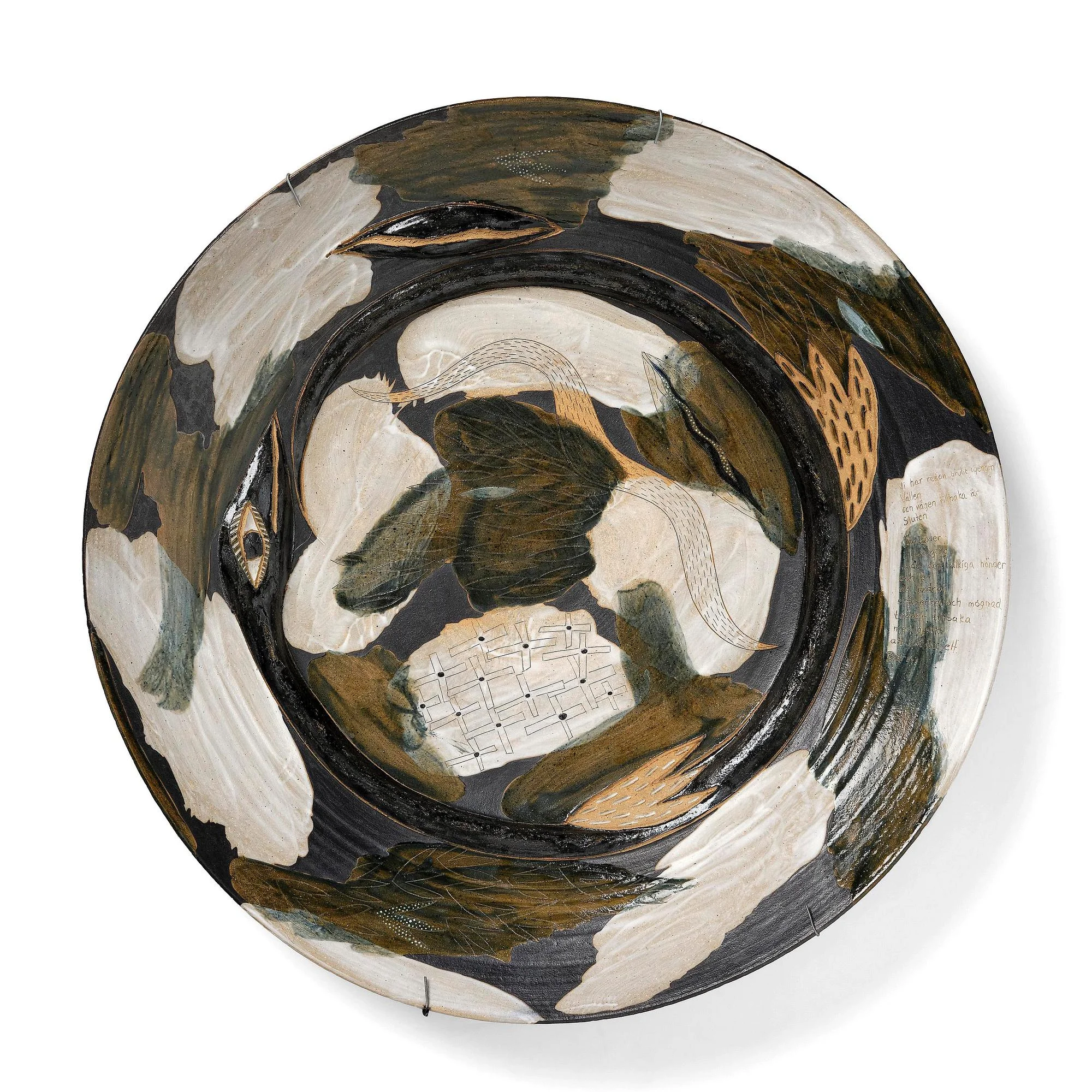 Eva Bengtsson, stort praktfat, chamotterat stengods, egen studio, Frillesås, 1990-tal. — Bukowskis
