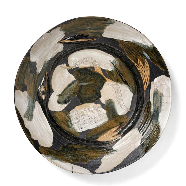 Eva Bengtsson, stort praktfat, chamotterat stengods, egen studio, Frillesås, 1990-tal.