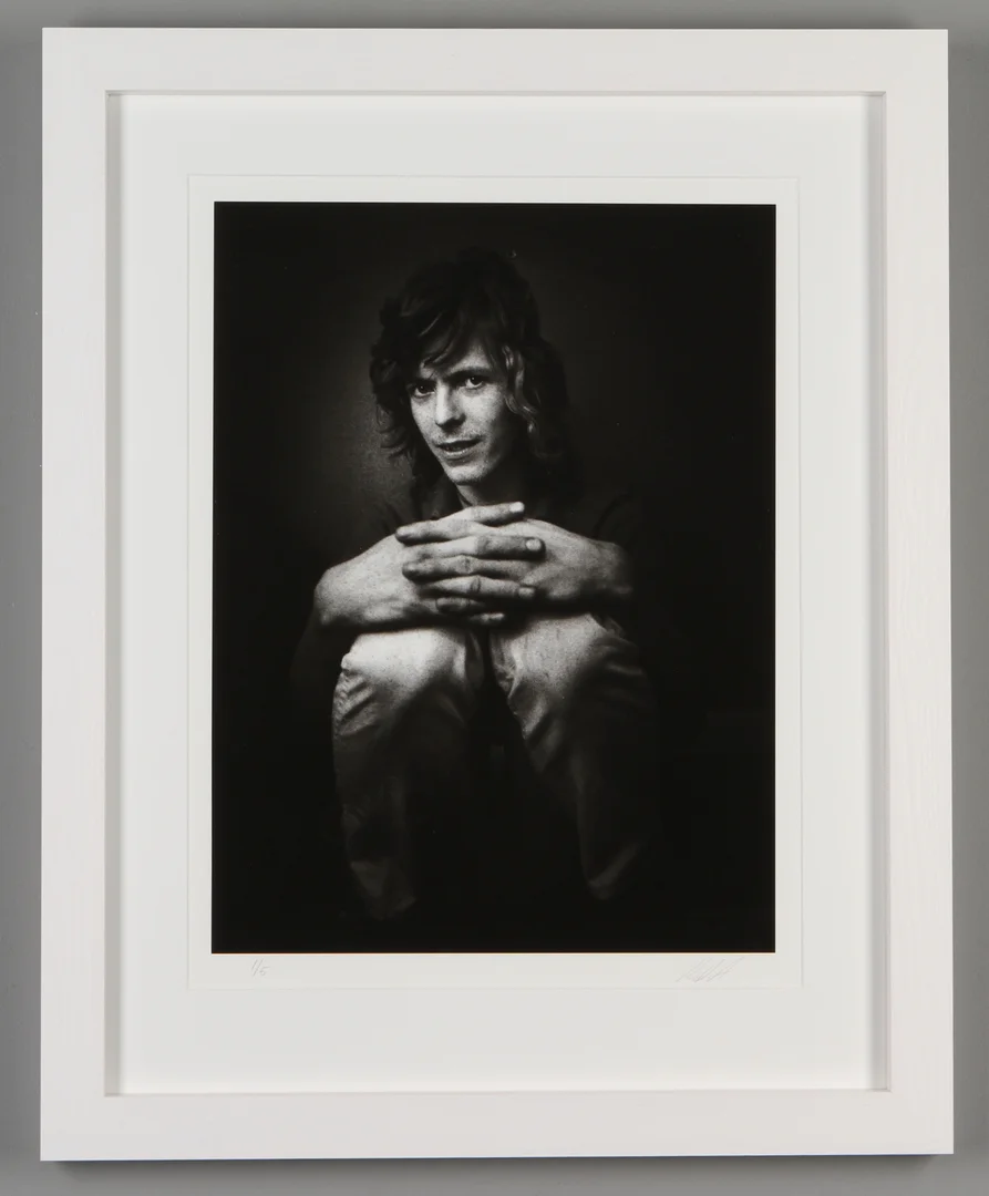 ROLF ADLERCREUTZ. David Bowie. Svartvitt fotografi, Pigment print. Signerat Rolf A. 1/5. — Photography — Auktionshuset Kolonn