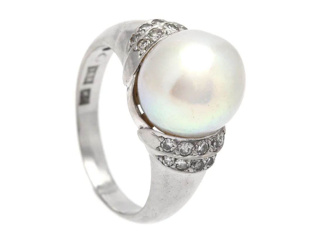 RING, 18K vitguld, odlad pärla ca 11 mm, 19 åttkant- och 1 briljantslipad diamanter ca 0,20 ctv, Rosengren & Eriksson Guldsmedja, Stockholm 1960, stl 17,75 mm, vikt 9,0 g, en åttkantslipad diamant skadad. — Smycken/Ring — Kaplans