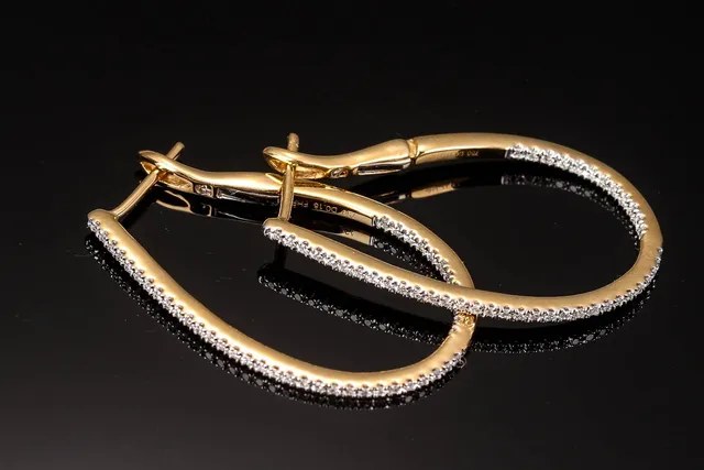 Diamonds By Frisenholm. A pair of 18 kt brilliant cut earrings. gold (2)