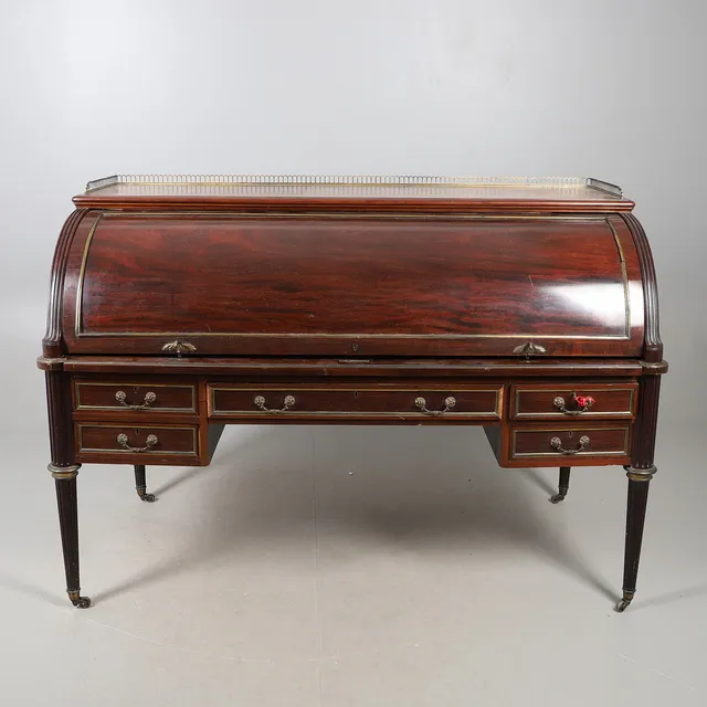 A SUBSTANTIAL EDWARDIAN MAHOGANY CYLINDER DESK BY WILLIAM BERTRAM.
