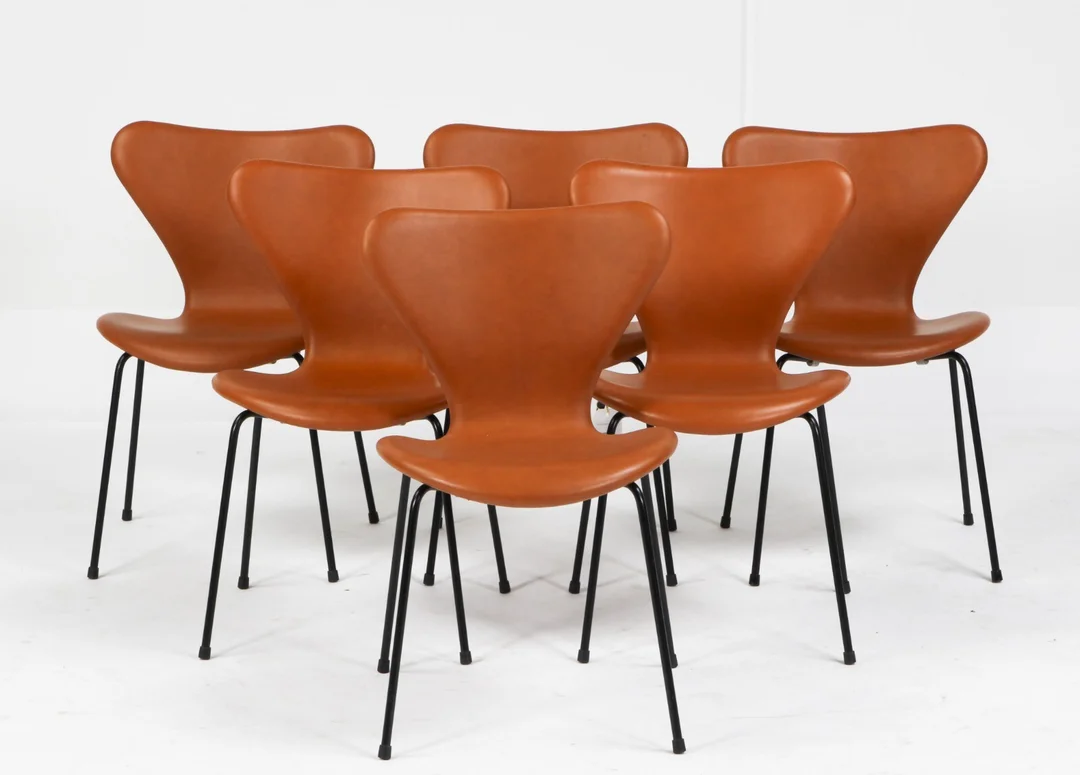 Arne Jacobsen. The seven. Six dining chairs model 3107, cognac colored aniline leather, black frame (6) — Furniture/Chairs — Lauritz