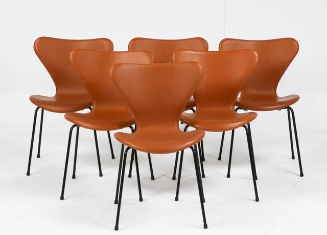Arne Jacobsen. The seven. Six dining chairs model 3107, cognac colored aniline leather, black frame (6)