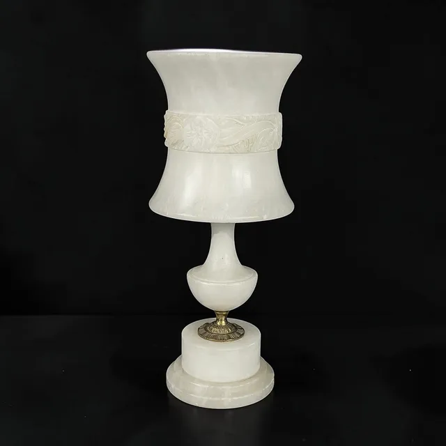 BORDSLAMPA, alabaster & mässing, 1900-talets andra hälft.