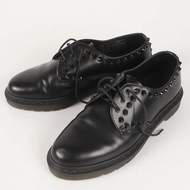 SKOR, svart skinn med nirar, Dr Martens, England.