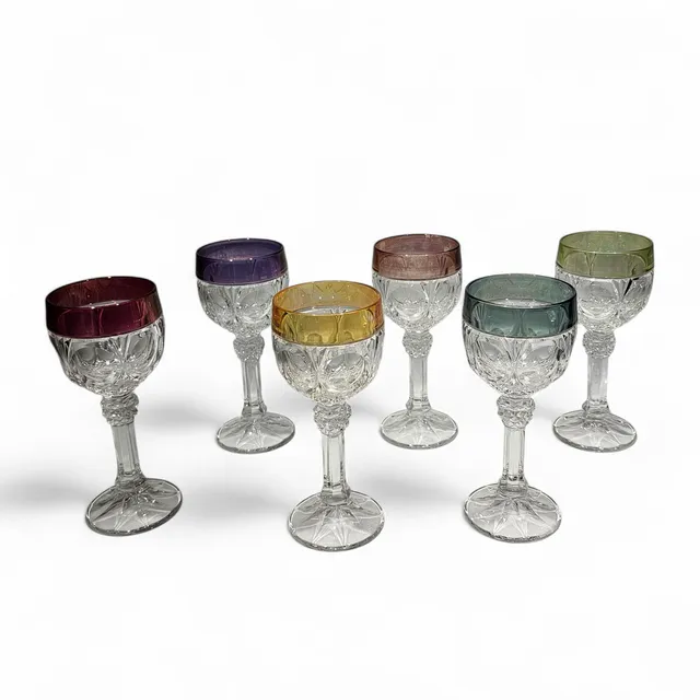Juego de seis copas en cristal tallado de ribete de colores.