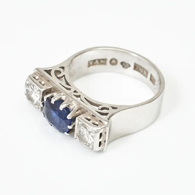 RING, 18 k vitguld, oval fasettslipad syntetisk safir, 2 briljanter ca 0,12 ct/st, Alströms Guld & Silversmedja, Stockholm 1956.