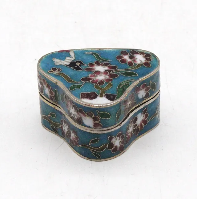 Kleine Cloisonné-Dose in freier Form mit Blumen- und Vogelmotiv, China, 20. Jhdt.